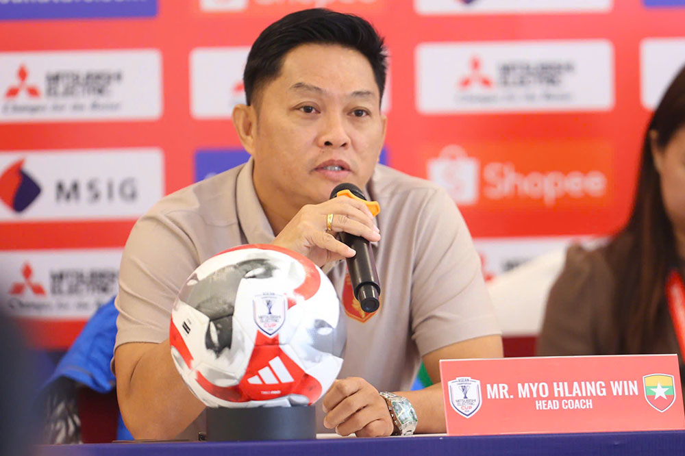 Coach Myo Hlanging Win of the Myanmar team. Photo: Minh Dan