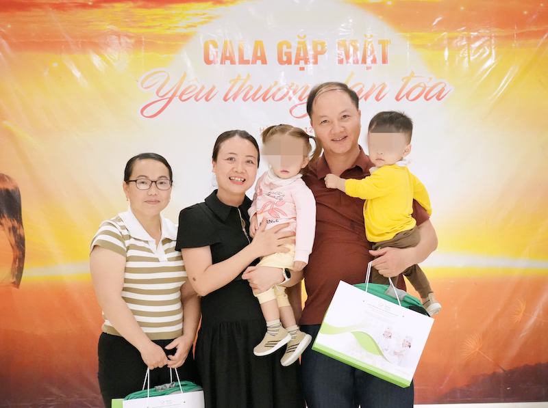 Mr. Chua's family took a souvenir photo with the doctor who examined and treated their infertility. Photo: BVCC
