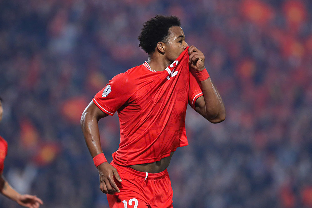 Nguyen Xuan Son scored 2 goals in his debut match for the Vietnam national team. Photo: Minh Dan