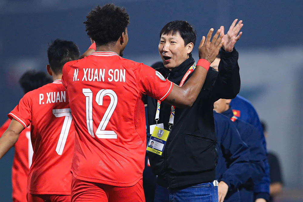 Coach Kim Sang-sik was satisfied with the performance of Xuan Son and the Vietnamese team. Photo: Minh Dan