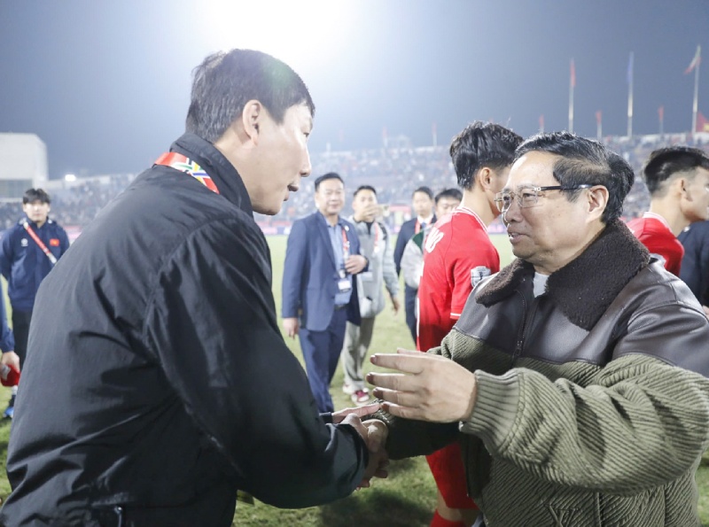 Thu tuong Pham Minh Chinh chuc mung chien thang cua doi tuyen Viet Nam. Anh: VFF