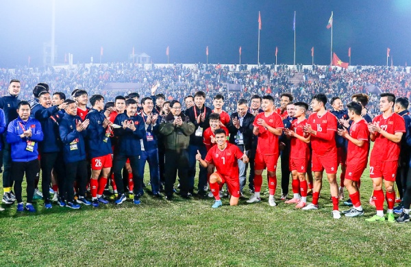 Thu tuong Pham Minh Chinh chup anh luu niem cung cac cau thu. Anh: VFF