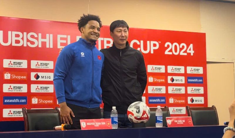 Striker Nguyen Xuan Son and coach Kim Sang-sik at the press conference after the Vietnam - Myanmar match. Photo: Hoang Hue