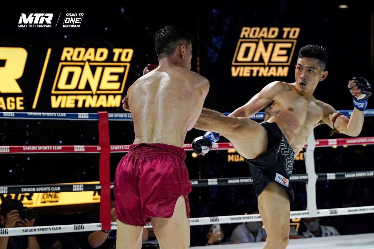 Vietnamese fighter Hoang Phi (in black shorts) won a contract to compete in ONE Championship 2025, after an excellent journey at Muay Thai Rampage x Road To ONE: Vietnam. Photo: Kim Ngan