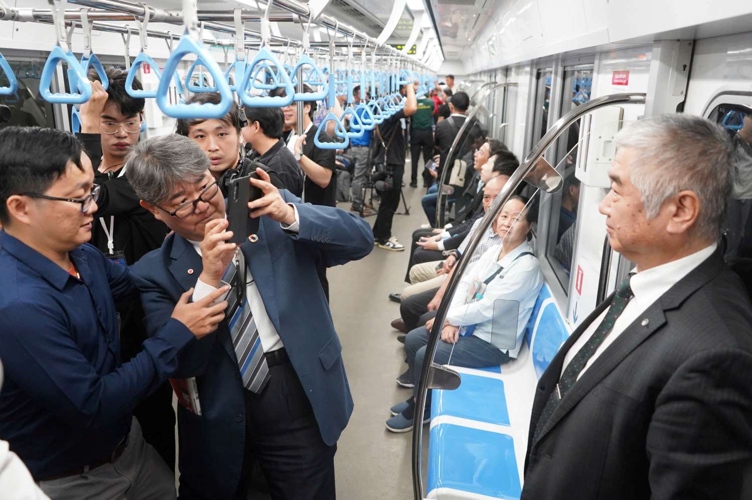 Cac dai bieu trai nghiem tuyen Metro so 1.  Anh: Anh Tu