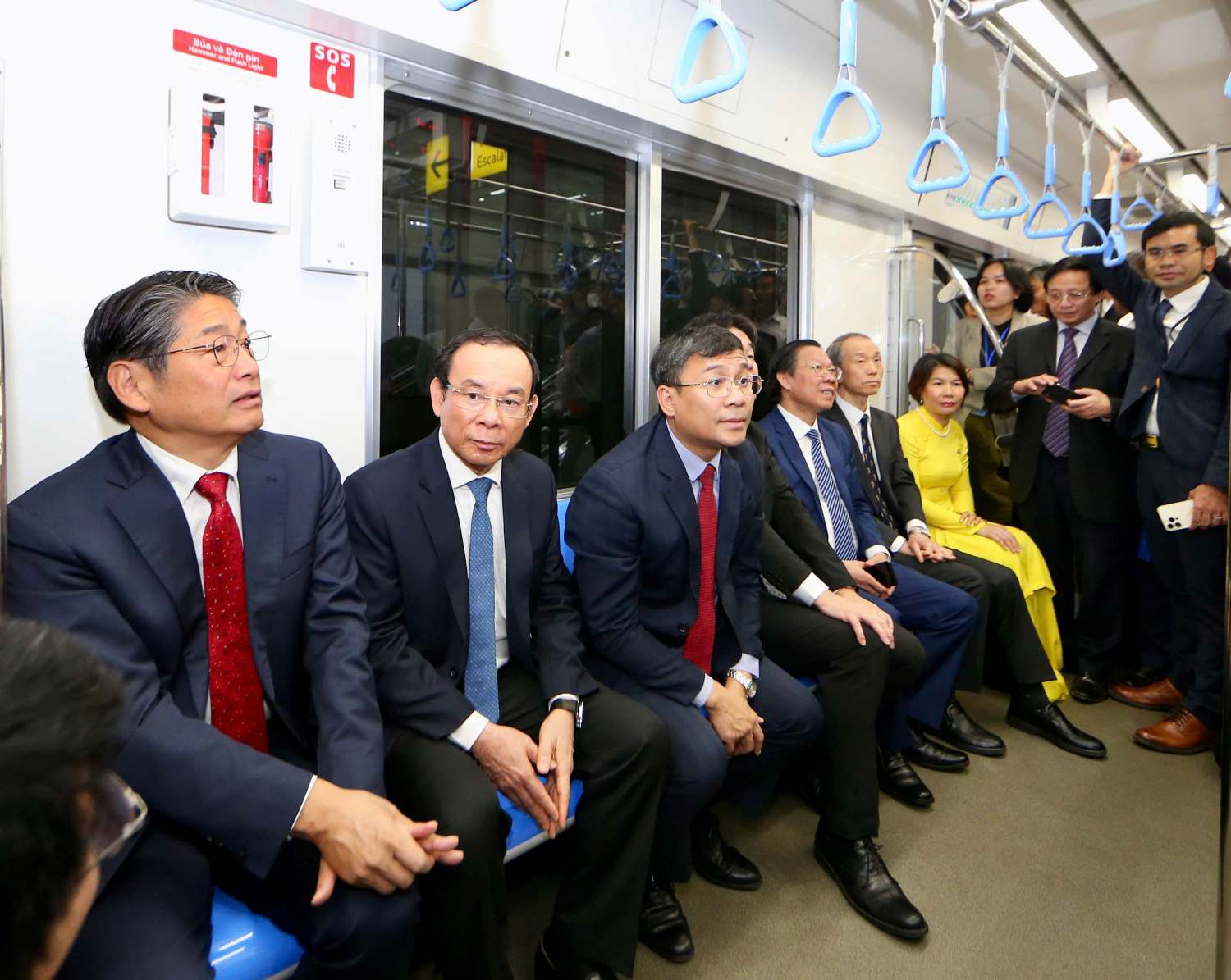 Secretary of the Ho Chi Minh City Party Committee Nguyen Van Nen (second from left) and delegates experience Metro Line No. 1. Photo: Anh Tu
