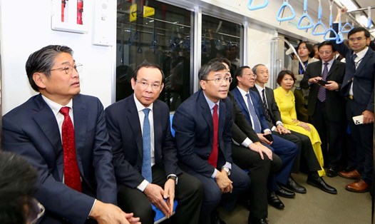 Bí thư Thành ủy TPHCM Nguyễn Văn Nên (thứ 2 từ trái qua) cùng các đại biểu trải nghiệm Metro số 1.  Ảnh: Anh Tú