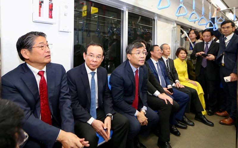 Secretary of the Ho Chi Minh City Party Committee Nguyen Van Nen (second from left) and delegates experience Metro Line No. 1. Photo: Anh Tu