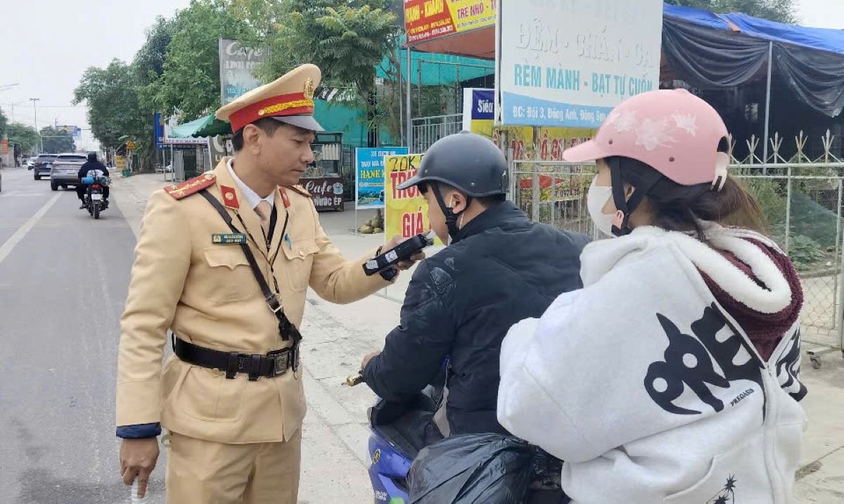 Luc luong CSGT tien hanh kiem tra nong do con tren duong. Anh: Cong an Thanh Hoa. 