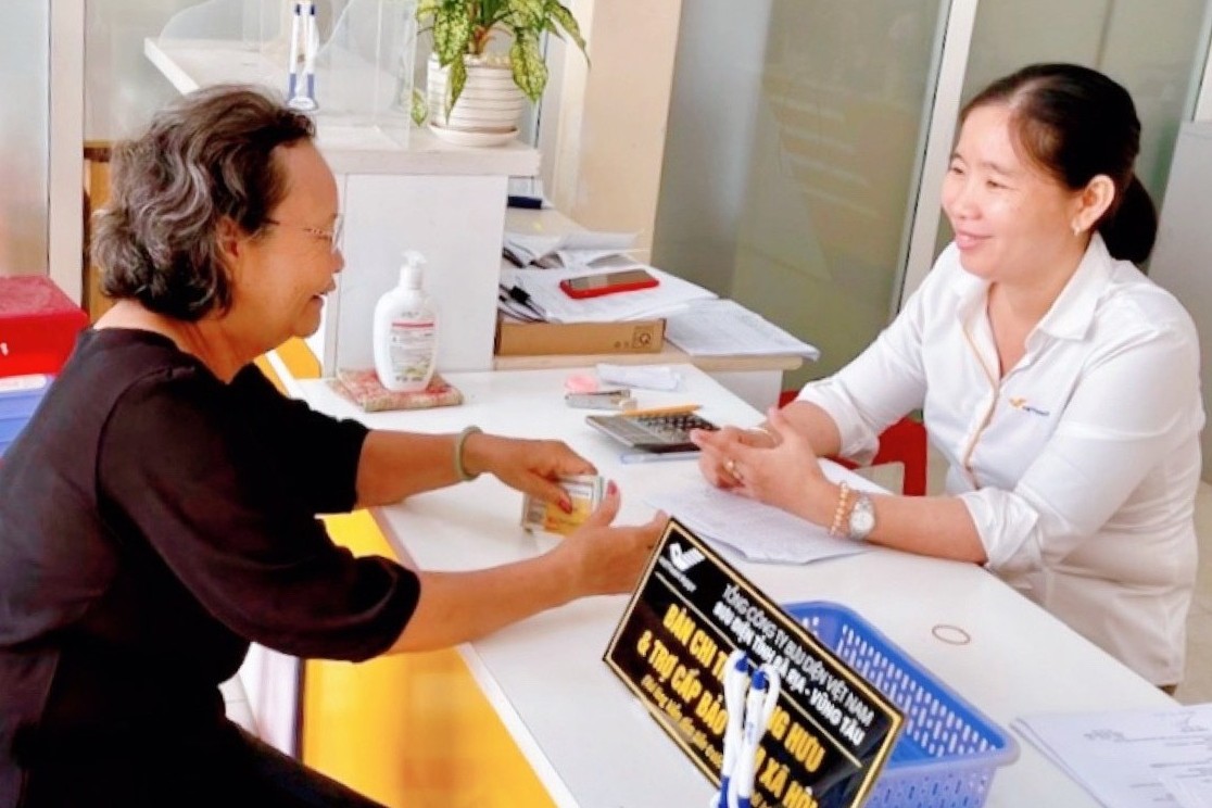 Paying pensions and social allowances to people in Ba Ria - Vung Tau. Photo: Quang Le