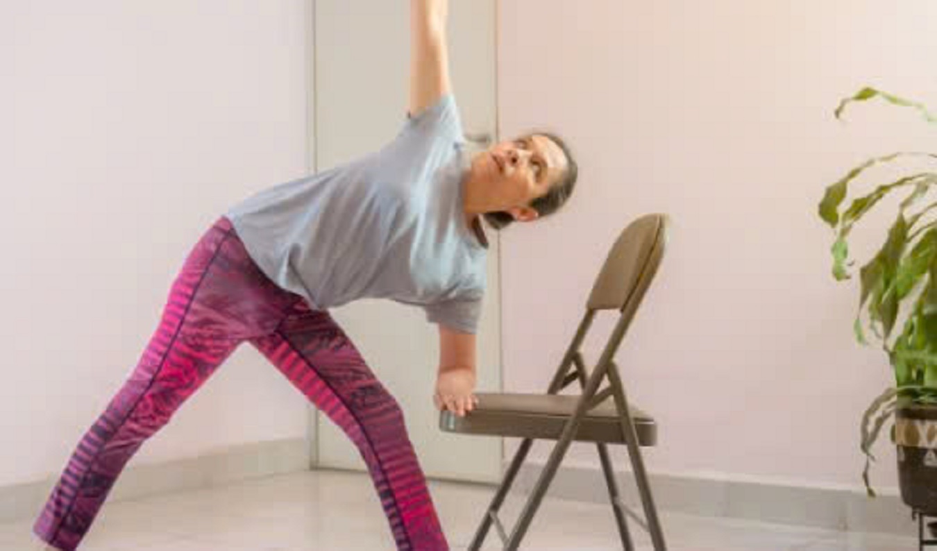Loi ich cua yoga tren ghe doi voi nguoi cao tuoi. Anh: Theo Healthshots