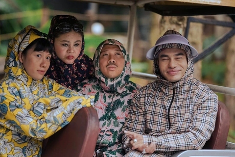 Tran Thanh directs the Tet movie "The Conservative Quartet". Photo: Producer.