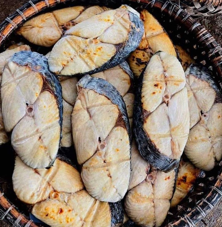 Adding healthy foods like fatty fish to your diet not only helps control blood sugar but also reduces the risk of complications related to diabetes. Illustration: Tuyet Nguyen