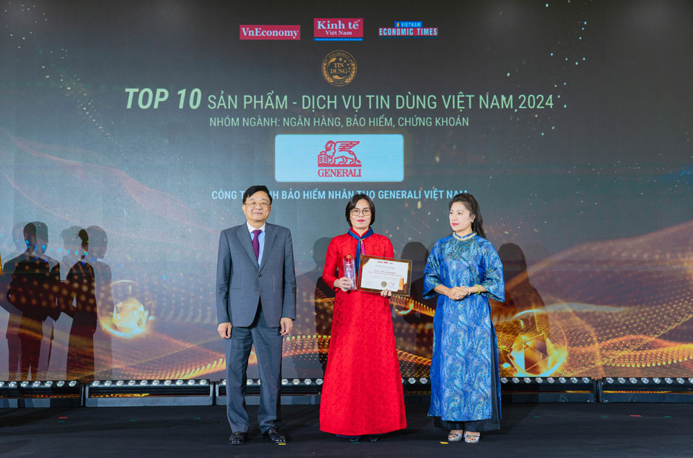 Đại diện Generali Việt Nam lại lễ vinh danh Top 10 Sản phẩm – Dịch vụ tin dùng Việt Nam 2024. Ảnh: DN cung cấp