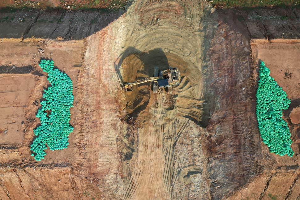 Clearing the flood drainage position at the coastal road project of Binh Dinh province, Cat Tien - Diem Van section. Photo: Hoai Luan