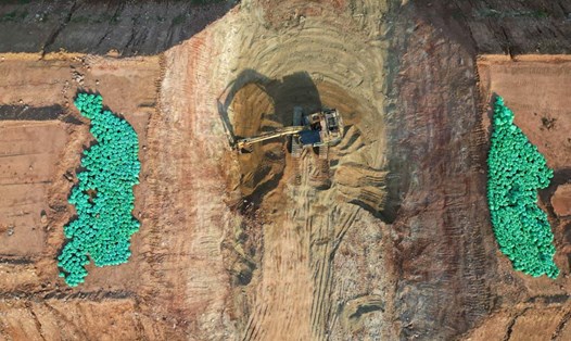 Khơi thông vị trí thoát lũ tại dự án Đường ven biển tỉnh Bình Định, đoạn Cát Tiến - Diêm Vân. Ảnh: Hoài Luân