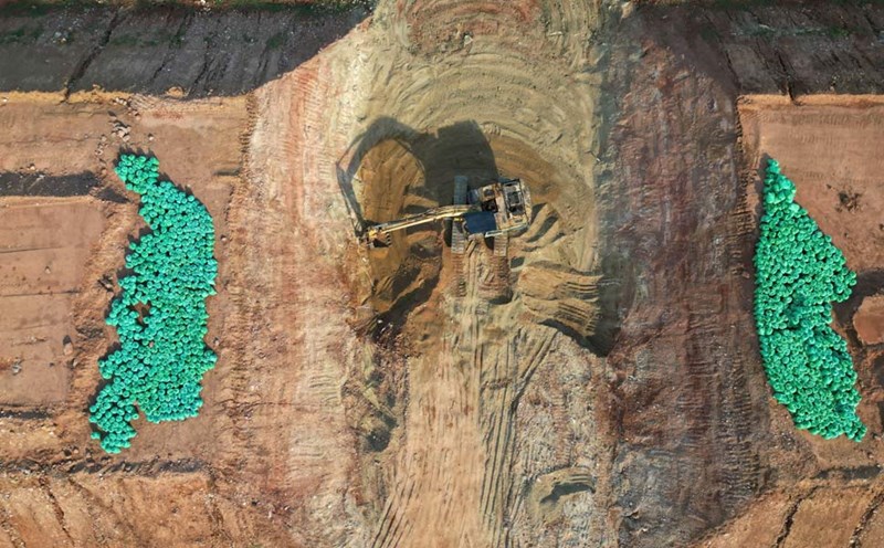 Clearing the flood drainage position at the coastal road project of Binh Dinh province, Cat Tien - Diem Van section. Photo: Hoai Luan