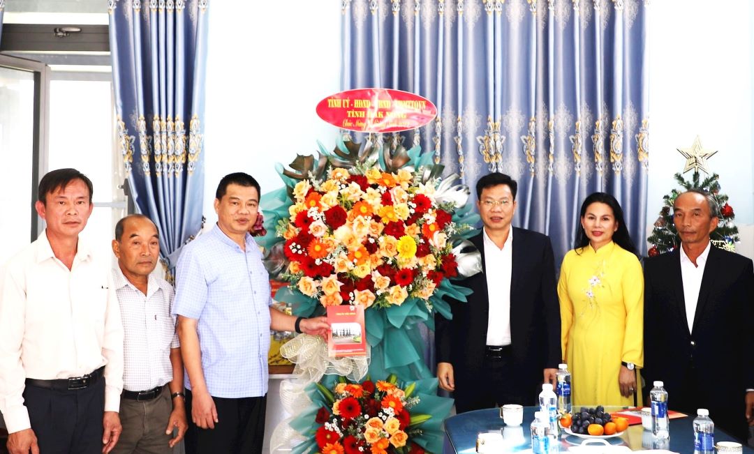 Pho Bi thu Thuong truc Tinh uy, Chu tich HDND tinh Dak Nong Luu Van Trung (thu 3, tu phai) tham, chuc mung Giang sinh Giao xu Gia Nghia. Anh: Duong Phong