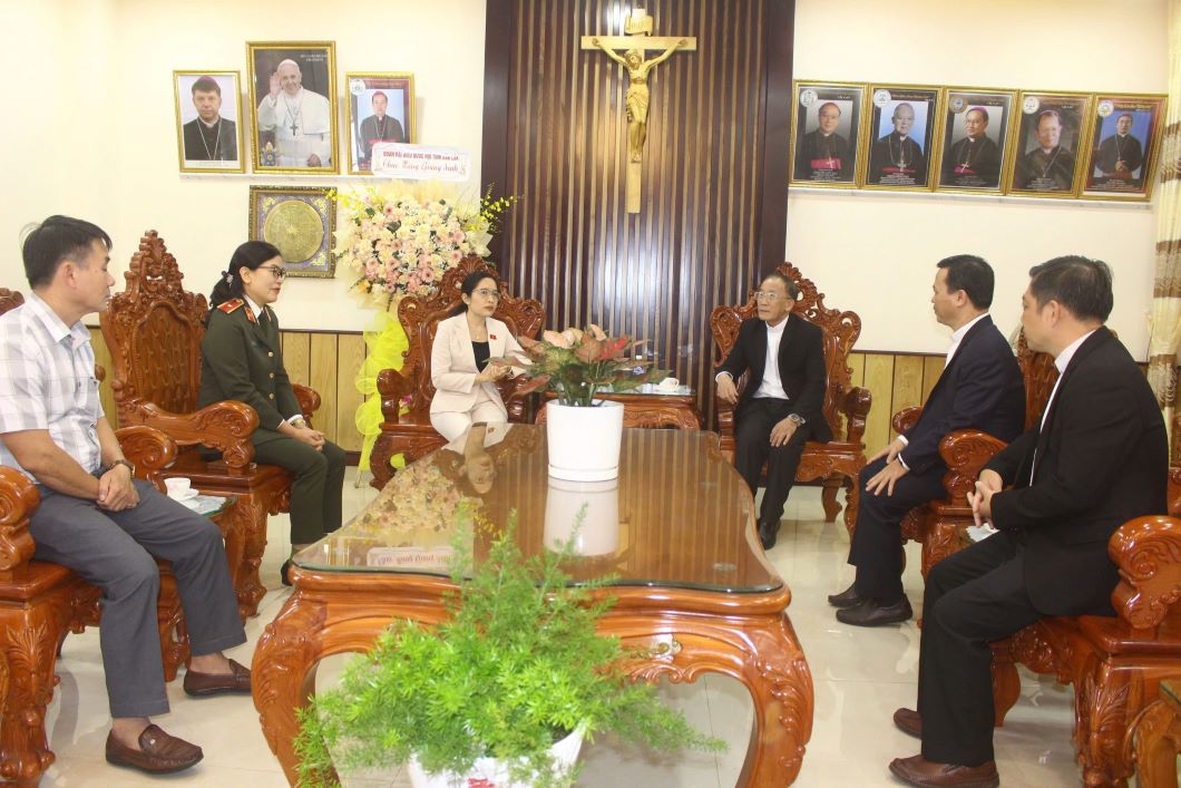 The National Assembly delegation of Dak Lak province visited and congratulated the Bishop's House of Buon Ma Thuot Diocese. Photo: Lan Anh