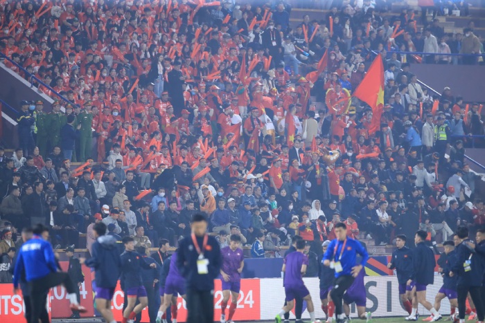 Viet Tri Stadium was packed during the match between Vietnam and Myanmar. Photo: Minh Dan