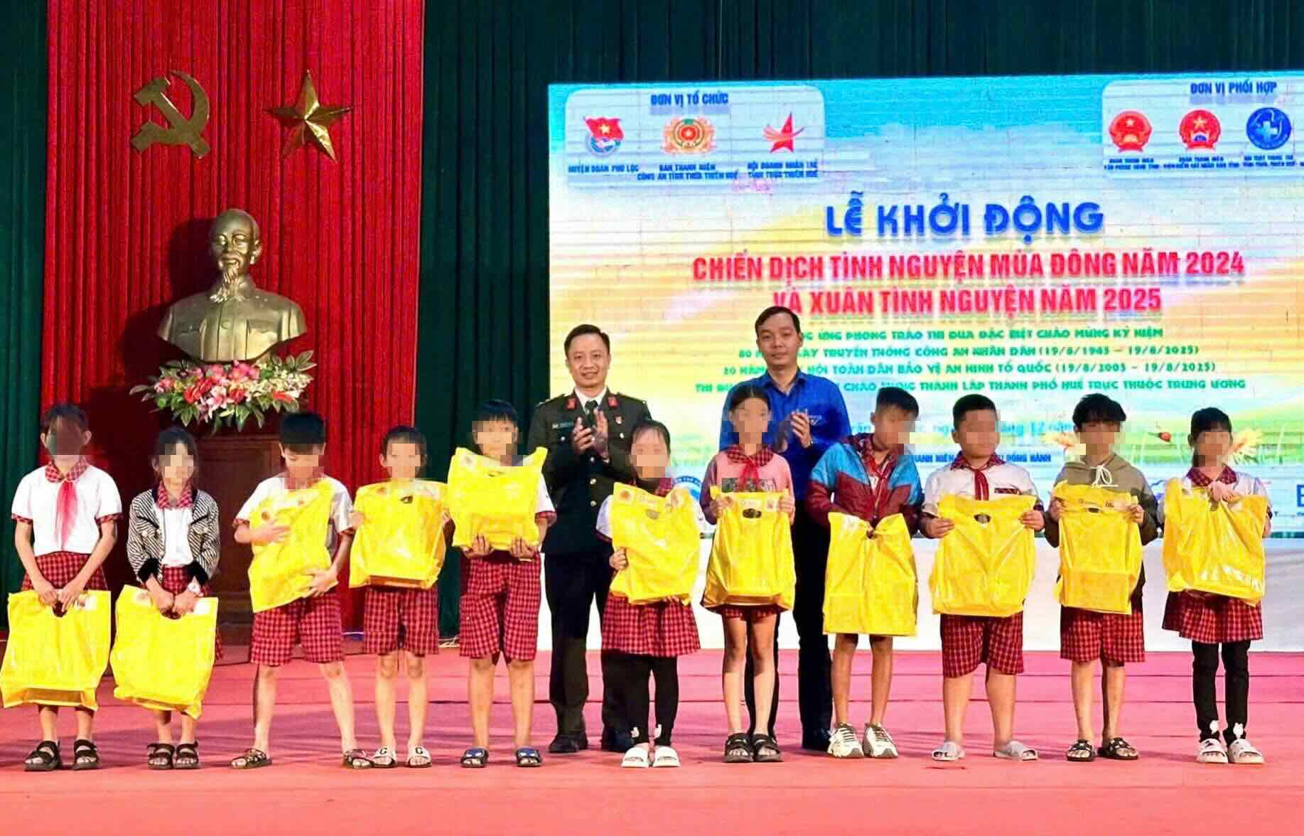 Trao tang nhieu phan qua den hoc sinh vuot kho. Anh: Cong an cung cap.