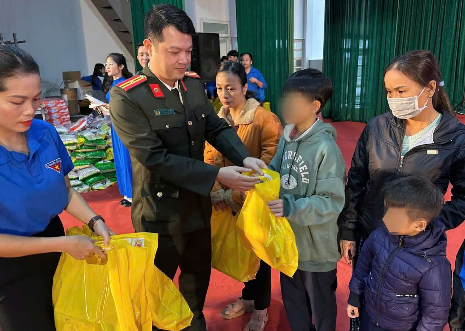 Giving gifts to poor students who overcome difficulties. Photo: Provided by the police