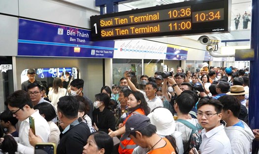 Đông nghịt người đi Metro số 1 tại ga Bến Thành.  Ảnh: Anh Tú