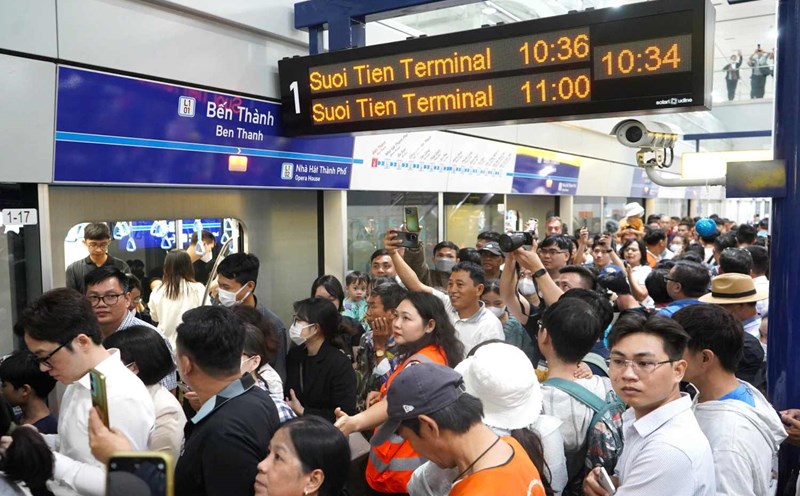 Crowded with people using Metro Line 1 at Ben Thanh Station. Photo: Anh Tu