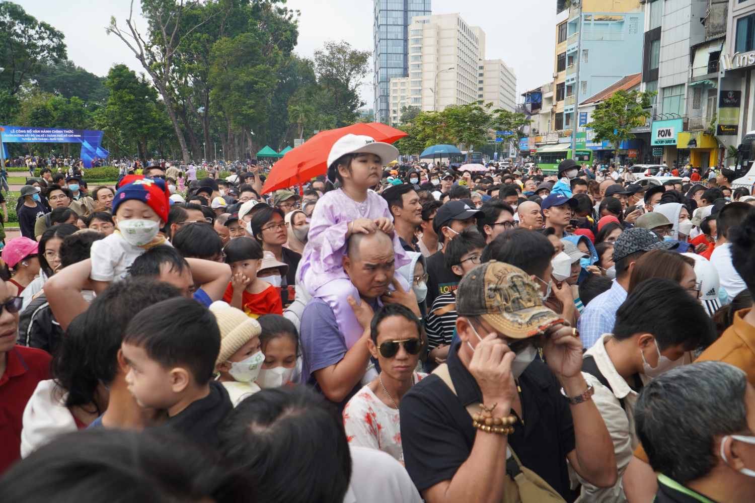 Ong Mai Van Minh cung gia dinh gom vo va hai con nho, 3 tuoi va 1 tuoi, chia se: “Chung toi hao huc muon trai nghiem metro dau tien cua TPHCM. Hy vong rang cac tuyen metro khac se som duoc hoan thanh de ket noi toan thanh pho”.