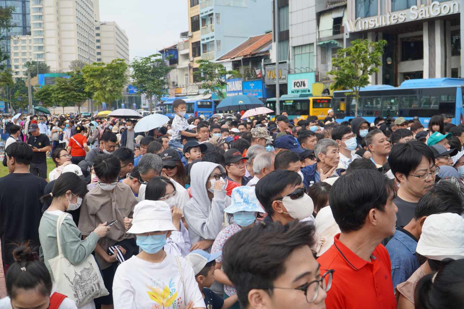 Nhieu nguoi xep thanh hang dai keo dai ca tram met de cho duoc vao ga Ben Thanh len tau Metro.