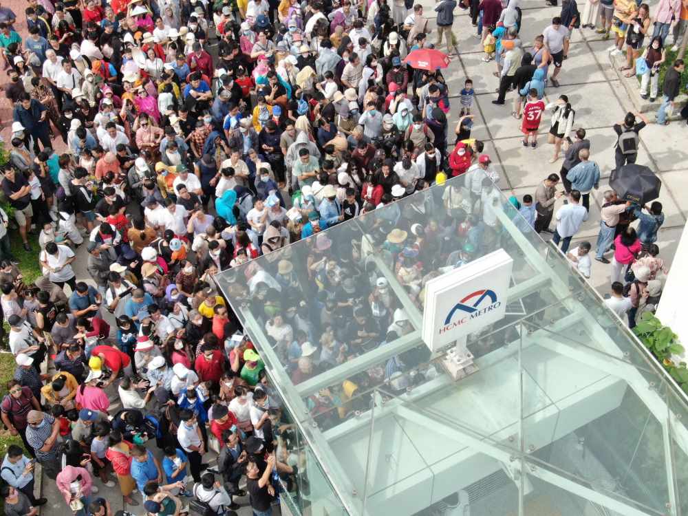 People queue for kilometers to take Metro after more than 10 years of waiting