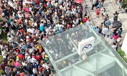 Người dân xếp hàng cả cây số đi Metro sau hơn 10 năm chờ đợi