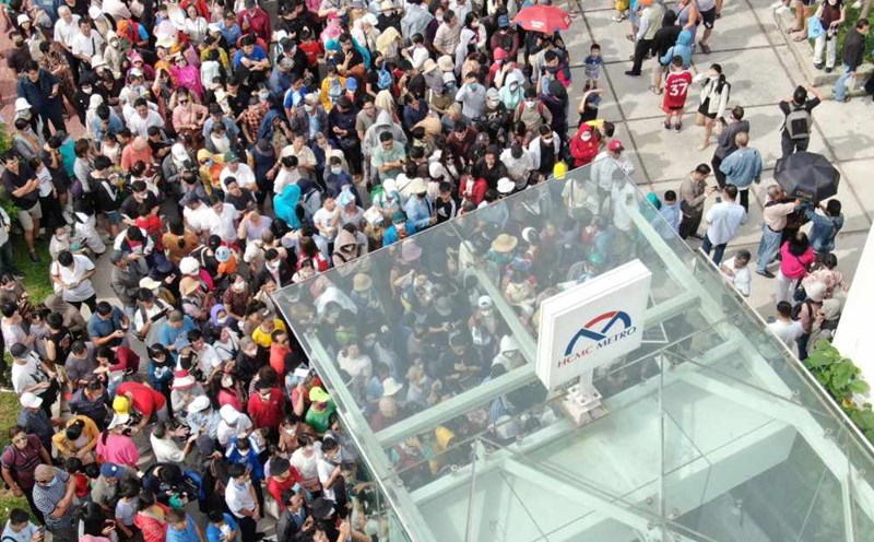 People queue for kilometers to take Metro after more than 10 years of waiting