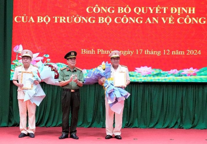 Ceremony to hand over the decision to reappoint the position of Deputy Director of Binh Phuoc Provincial Police. Photo: Binh Phuoc Provincial Police