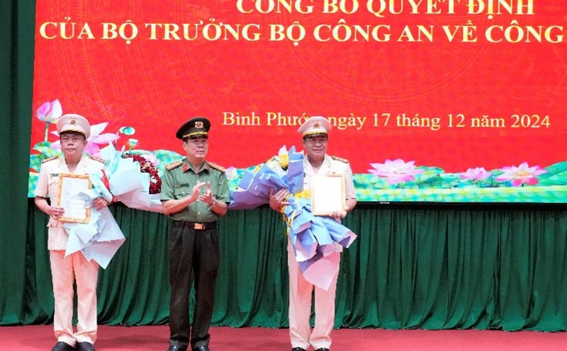 Ceremony to hand over the decision to reappoint the position of Deputy Director of Binh Phuoc Provincial Police. Photo: Binh Phuoc Provincial Police