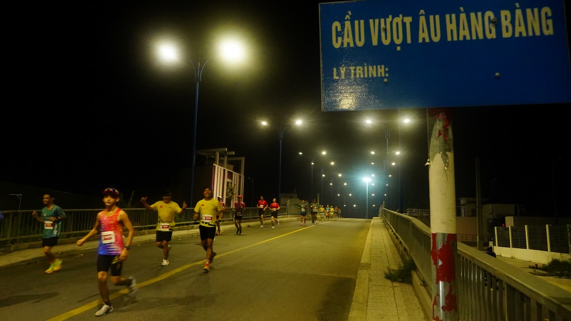 Cung duong chay Giai Marathon Quoc te Di san Can Tho 2024 duoc thiet ke doc dao, khong chi giup cac VDV thu thach ban than ma con mang den trai nghiem kham pha nhung net dep van hoa va lich su hao hung cua vung dat Tay Do.