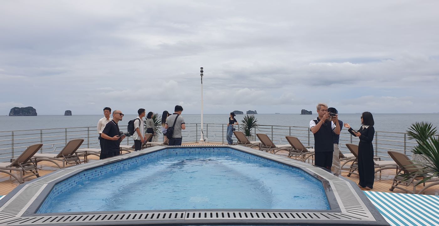 There are currently cruise ships running the Ha Long Bay - Bai Tu Long route, but the ships cannot stop anywhere because there are no stops or berths. Photo: Nguyen Hung