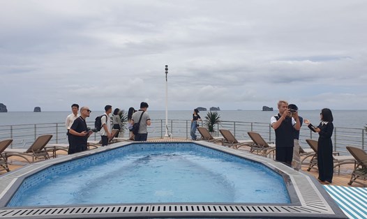 Hiện đã có tàu du lịch chạy thông tuyến vịnh Hạ Long - Bái Tử Long nhưng tàu không ghé vào đâu được vì chưa có điểm, bến dừng chân. Ảnh: Nguyễn Hùng