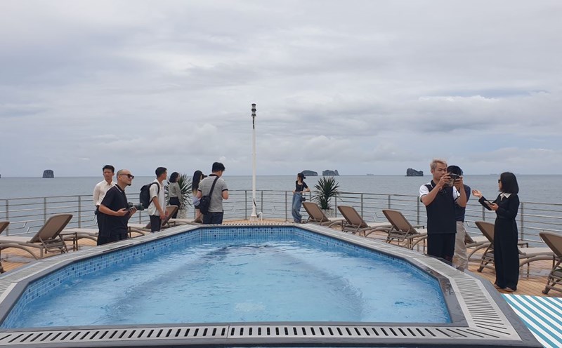 There are currently cruise ships running the Ha Long Bay - Bai Tu Long route, but the ships cannot stop anywhere because there are no stops or berths. Photo: Nguyen Hung
