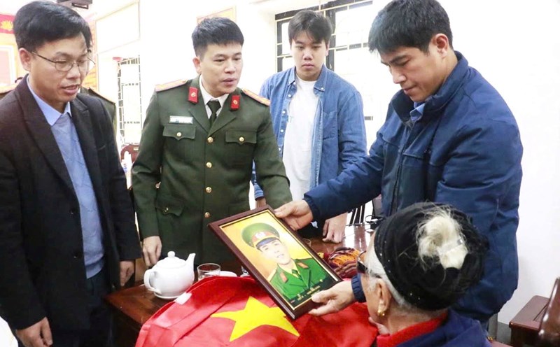Colonel Tran Hong Quang - Deputy Secretary of the Party Committee, Deputy Director of Nghe An Provincial Police - presented photos of martyrs to relatives. Photo: Nghe An Police