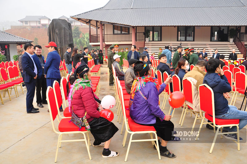 Đông đảo người dân có mặt trong ngày trọng đại của Làng Nủ. Ảnh: Đinh Đại