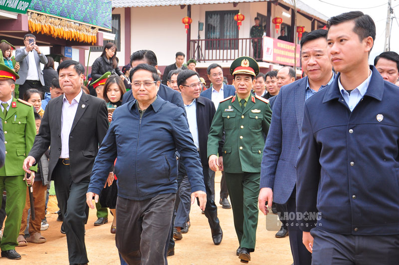 Prime Minister Pham Minh Chinh was present at Lang Nu on December 22 to welcome the new house with the villagers. Photo: Dinh Dai