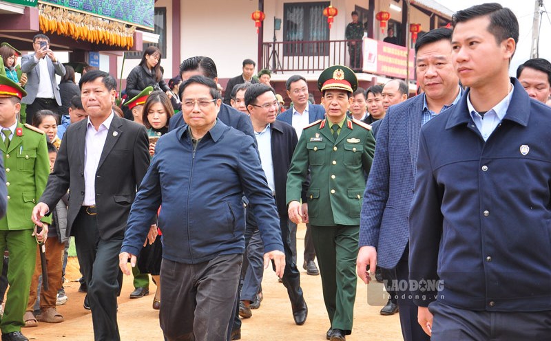 Prime Minister Pham Minh Chinh was present at Lang Nu on December 22 to welcome the new house with the villagers. Photo: Dinh Dai