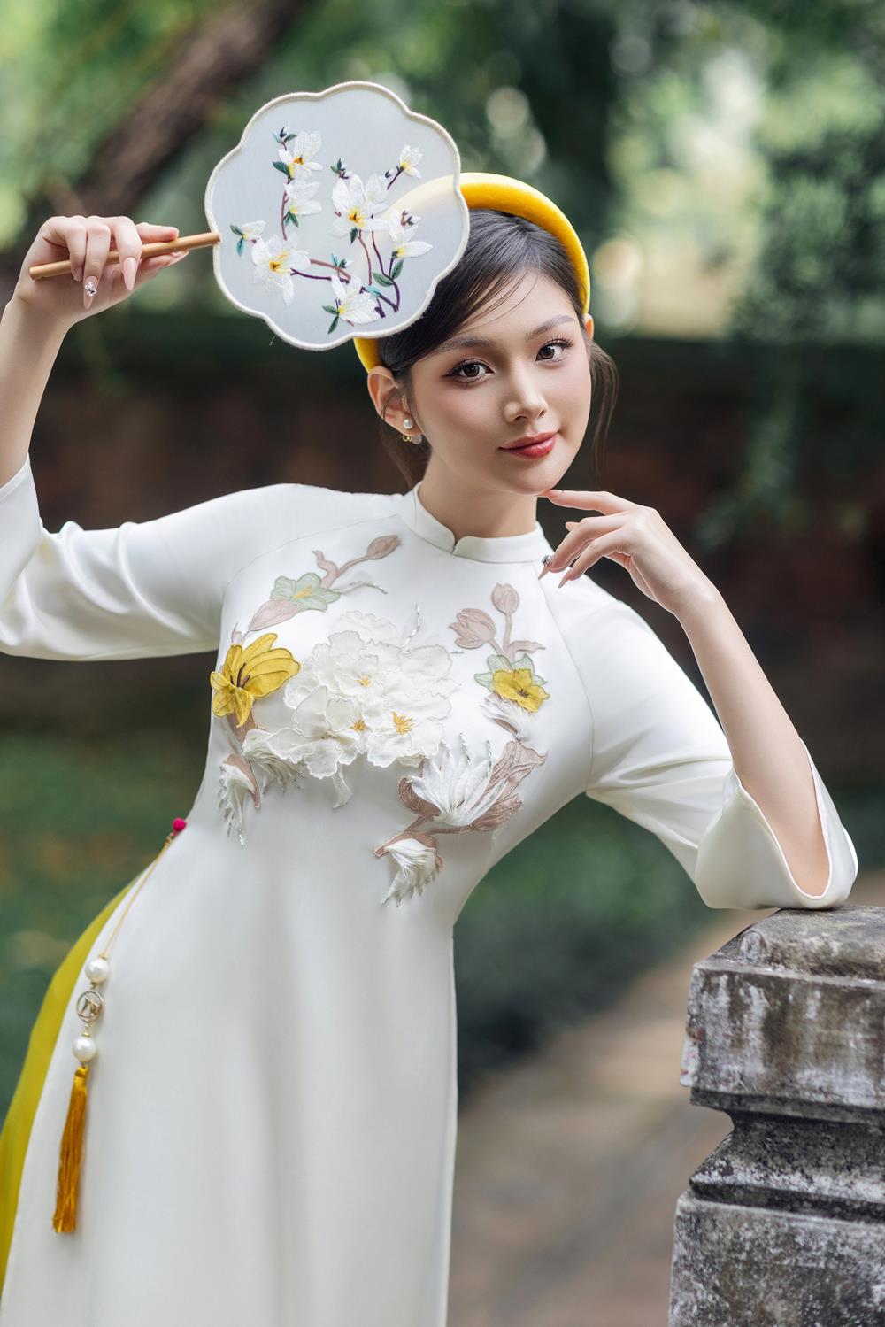 Ao dai dinh ket hoa la su lua chon hoan hao cho nhung su kien trang trong hoac nhung ngay le hoi dau xuan. Anh: IVY