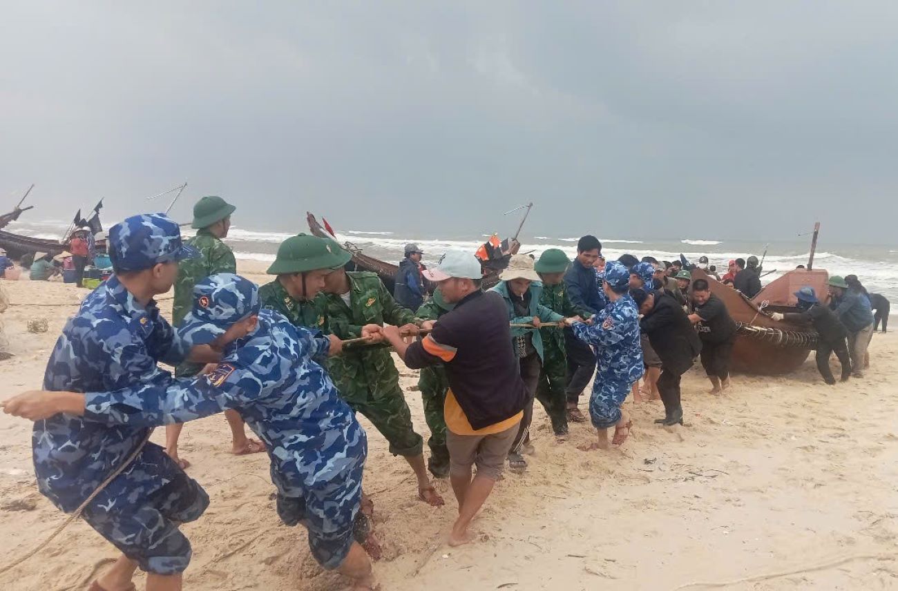 Rescue forces deployed, pulling the distressed boat to shore. Photo: Quang Tri Border Guard.