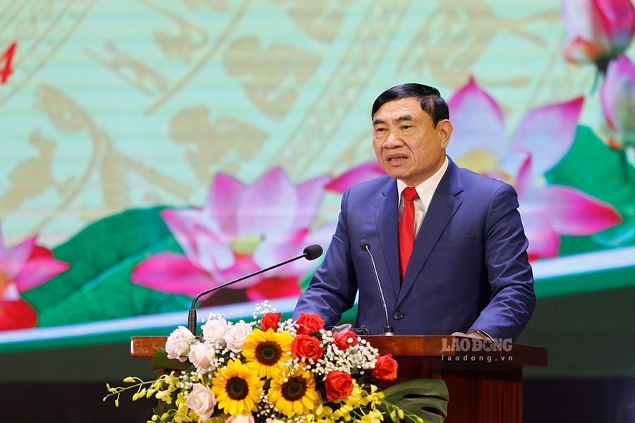 Dien Bien Provincial Party Secretary Tran Quoc Cuong speaks at a meeting with typical examples in the movement to support and build Great Solidarity houses for poor households. Photo: Quang Dat