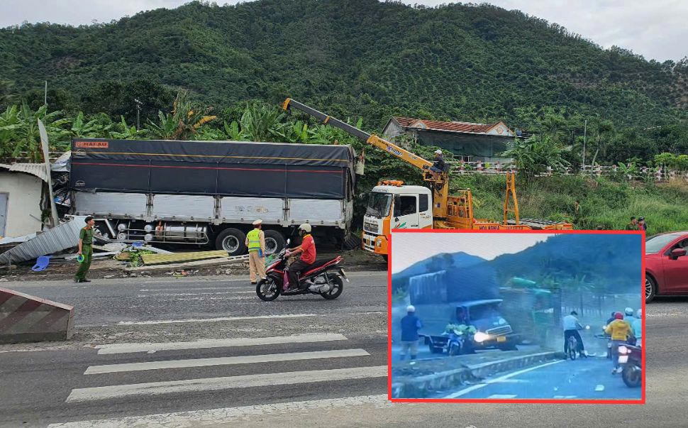 Trucks collided on Highway 1 through Khanh Hoa. Photo: Phuong Thao
