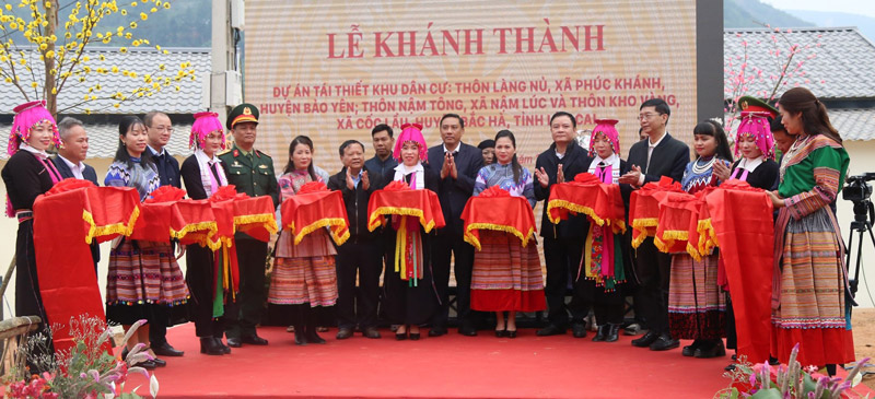 Ribbon cutting ceremony for the inauguration of the resettlement area in Kho Vang village, Coc Lau commune. Photo: Tat Dat