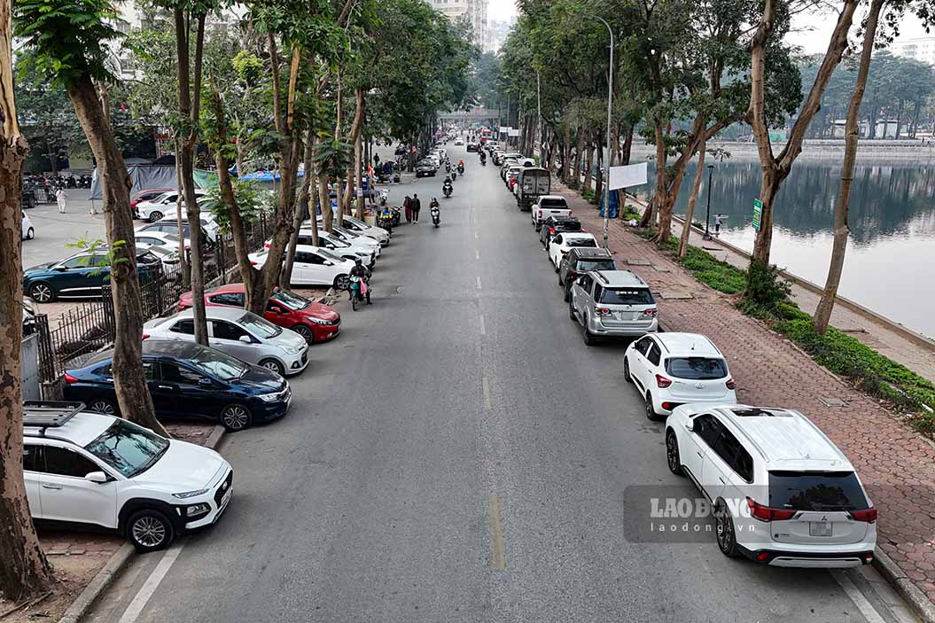 Theo ghi nhan cua PV, duong tu khu chung cu HH sang ban dao Linh Dam, nhieu oto do duoi long duong, gay can tro giao thong. Nhieu nguoi dan cho biet, de co cho gui xe oto, ho dang phai chap nhan gia gui xe cao hon truoc tai cac bai lau trong khu vuc. 