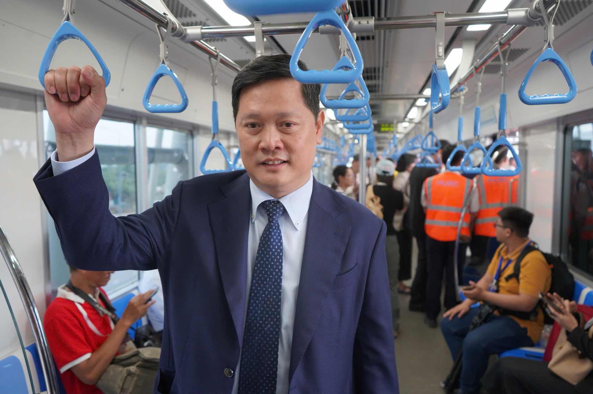 TS. Phan Huu Duy Quoc tren chuyen tau Metro vao sang nay. Anh: Anh Tu.